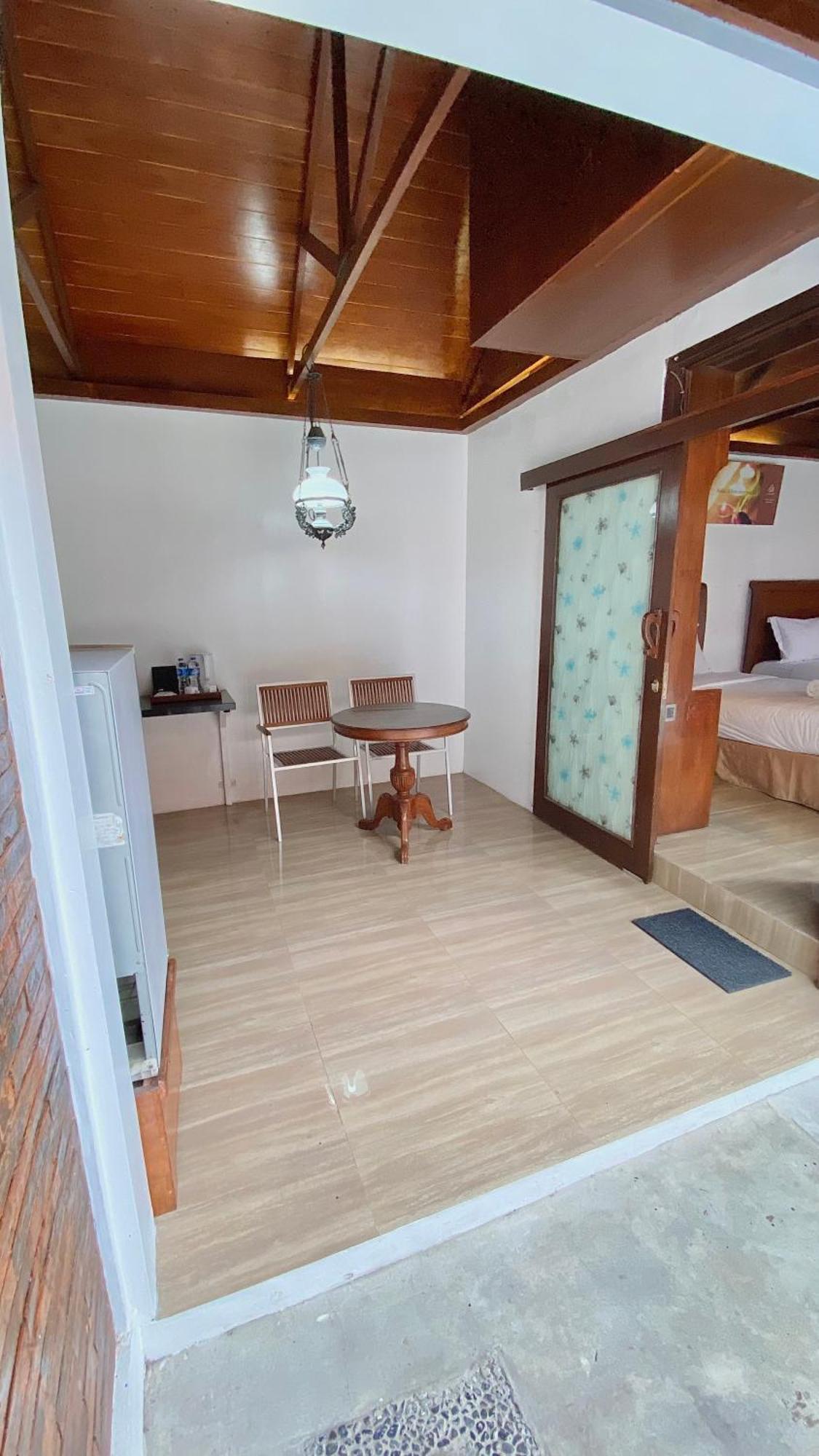 Chrome Hotel & Resort Solo Colomadu Exteriör bild