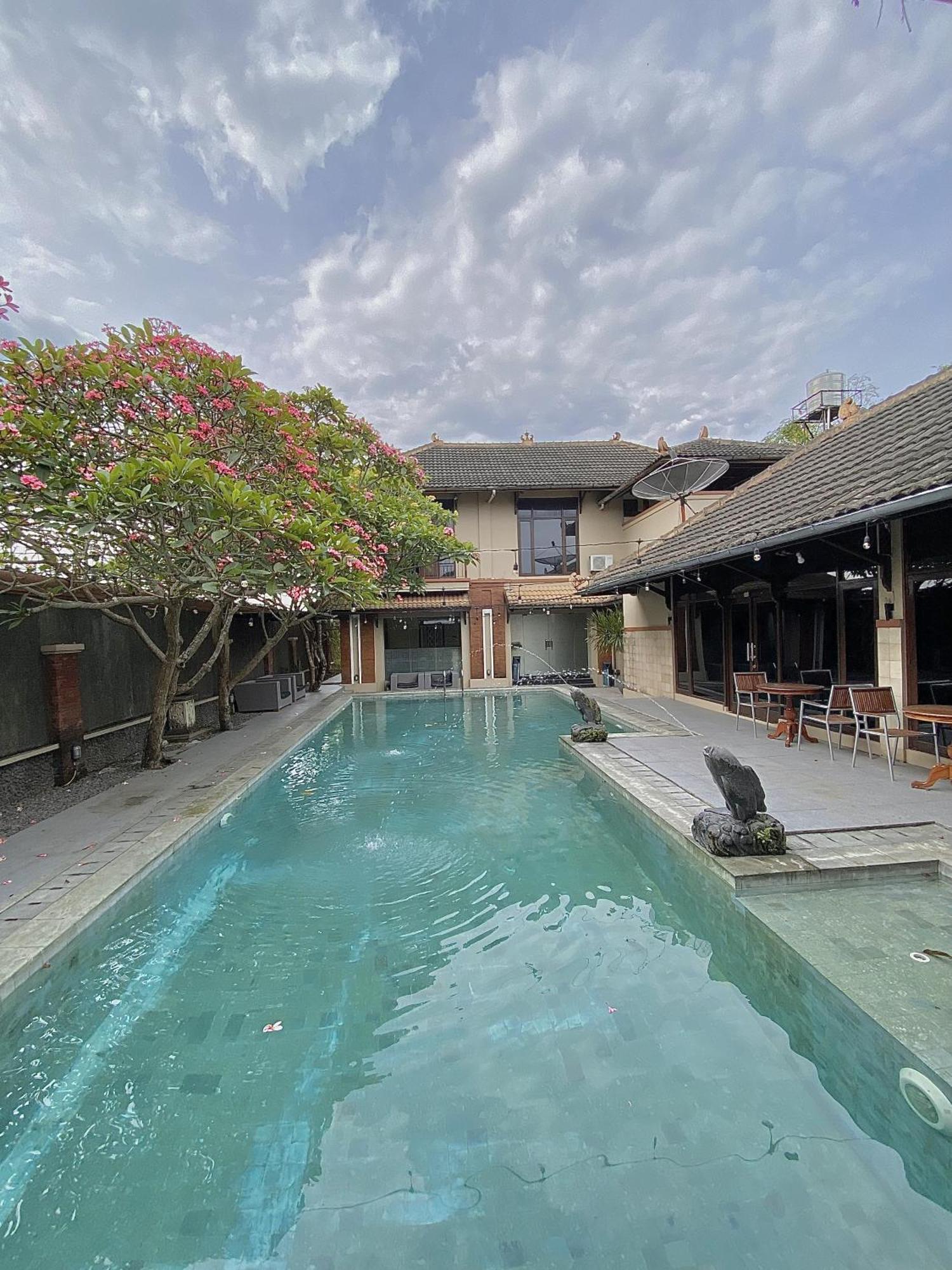 Chrome Hotel & Resort Solo Colomadu Exteriör bild